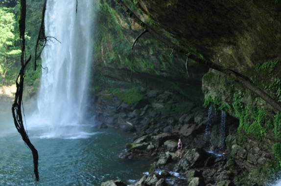 Passando por trás da cachoeira de Misol-Ha, próxima à Palenque, em Chiapas, no sul do México